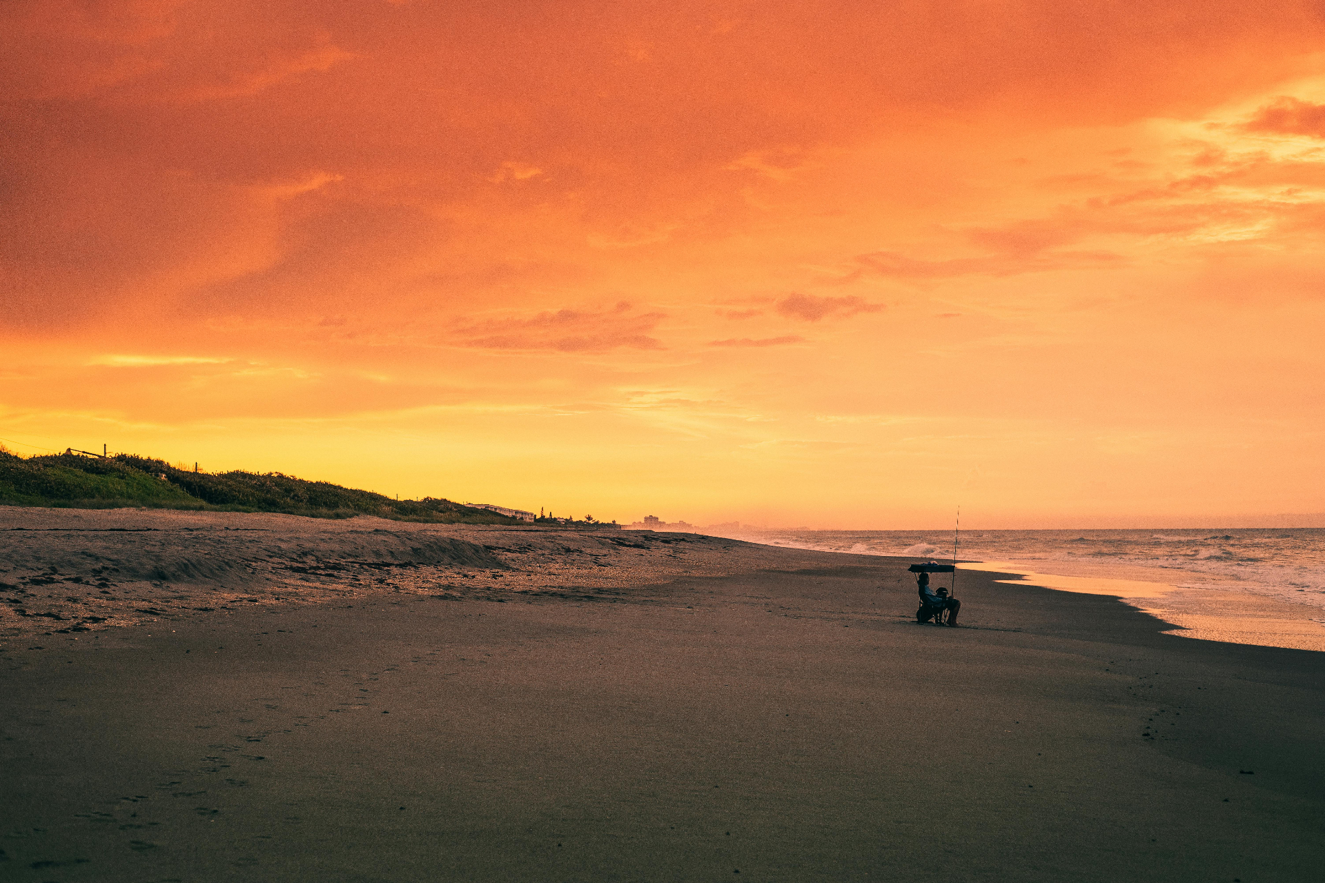 Playa paradisíaca turquesa al atardecer con Sendero Azul