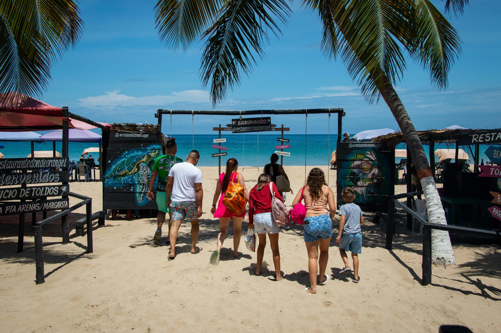 Playa nacional con bienvenida y mar abierto